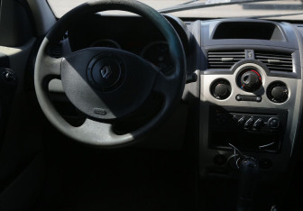 Подержанный автомобиль Renault Megane Sedan 2005 года (14 фото)