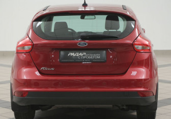 Подержанный автомобиль Ford Focus Hatchback 2017 года (3 фото)