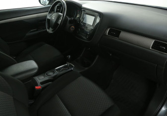 Подержанный автомобиль Mitsubishi Outlander 2015 года (9 фото)