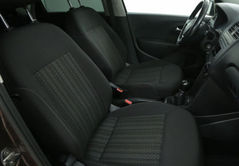 Подержанный автомобиль Volkswagen Polo Sedan 2016 года (10 фото)