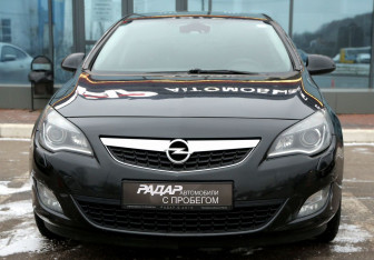 Подержанный автомобиль Opel Astra Hatchback 2011 года (2 фото)
