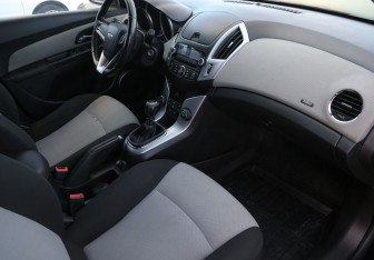 Подержанный автомобиль Chevrolet Cruze Hatchback 2013 года (9 фото)