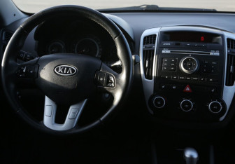 Подержанный автомобиль Kia Ceed Hatchback 2012 года (14 фото)