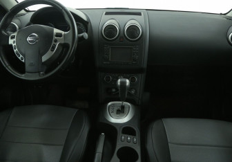 Подержанный автомобиль Nissan Qashqai 2013 года (12 фото)