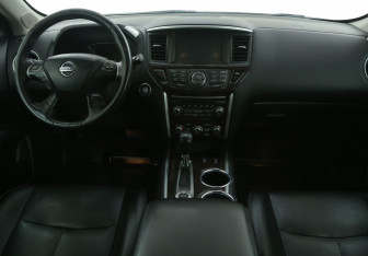 Подержанный автомобиль Nissan Pathfinder 2014 года (12 фото)