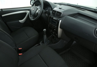 Подержанный автомобиль Nissan Terrano 2014 года (9 фото)