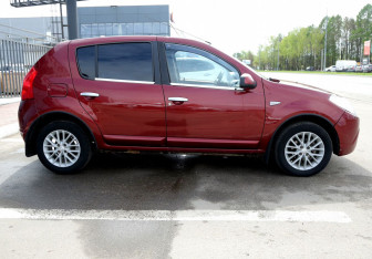 Подержанный автомобиль Renault Sandero 2012 года (7 фото)
