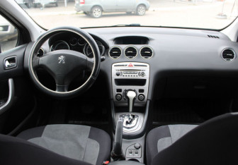 Подержанный автомобиль Peugeot 408 2013 года (9 фото)