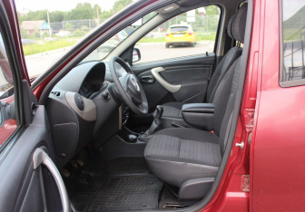 Подержанный автомобиль Renault Sandero 2013 года (10 фото)