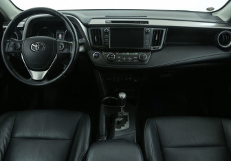 Подержанный автомобиль Toyota RAV4 2017 года (11 фото)