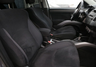 Подержанный автомобиль Mitsubishi Outlander 2008 года (10 фото)