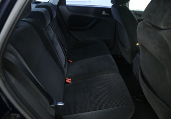 Подержанный автомобиль Ford Focus Sedan 2006 года (11 фото)