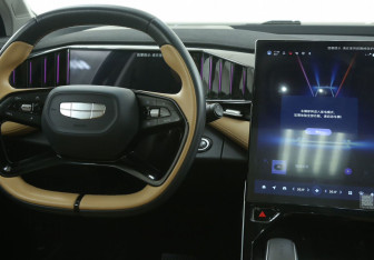 Подержанный автомобиль Geely Atlas 2023 года (15 фото)
