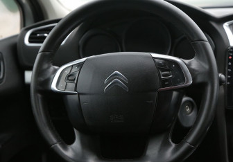 Подержанный автомобиль Citroen C4 Sedan 2013 года (16 фото)