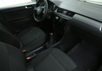 Подержанный автомобиль Skoda Rapid Liftback 2018 года (9 фото)