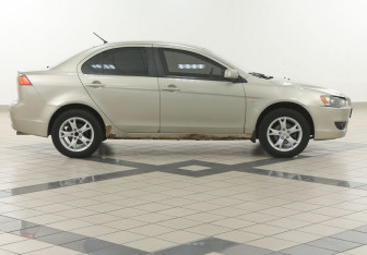 Подержанный автомобиль Mitsubishi Lancer Sedan 2007 года (5 фото)