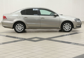Подержанный автомобиль Volkswagen Passat Sedan 2012 года (5 фото)