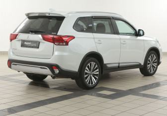 Подержанный автомобиль Mitsubishi Outlander 2021 года (4 фото)