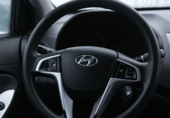 Подержанный автомобиль Hyundai Solaris Sedan 2013 года (16 фото)