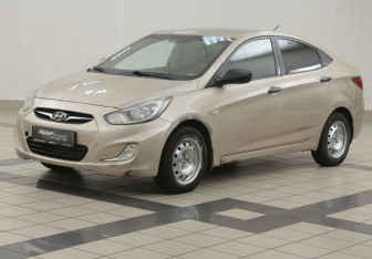 Подержанный автомобиль Hyundai Solaris Sedan 2012 года (8 фото)