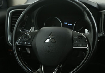 Подержанный автомобиль Mitsubishi Outlander 2017 года (16 фото)