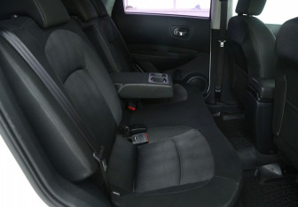 Подержанный автомобиль Nissan Qashqai 2012 года (11 фото)