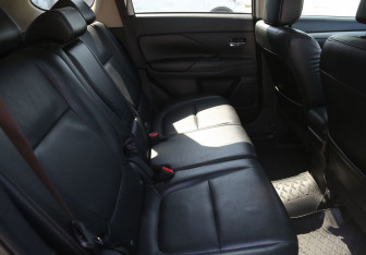 Подержанный автомобиль Mitsubishi Outlander 2013 года (11 фото)