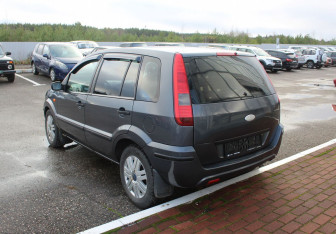 Подержанный автомобиль Ford Fusion 2005 года (5 фото)