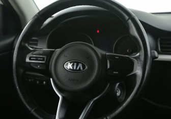 Подержанный автомобиль Kia Rio Sedan 2017 года (16 фото)