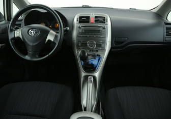 Подержанный автомобиль Toyota Auris Hatchback 2008 года (12 фото)