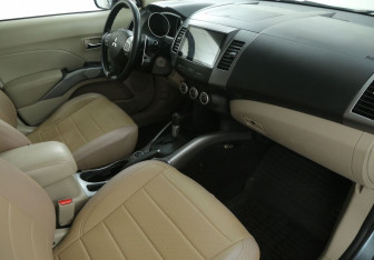 Подержанный автомобиль Mitsubishi Outlander 2008 года (9 фото)
