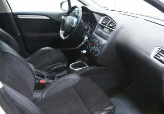 Подержанный автомобиль Citroen C4 Hatchback 2011 года (6 фото)