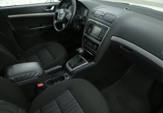 Подержанный автомобиль Skoda Octavia Liftback 2011 года (9 фото)