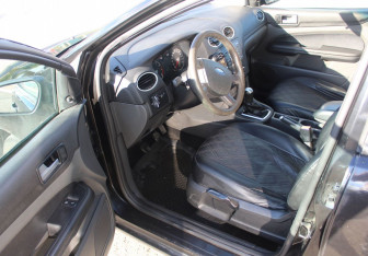 Подержанный автомобиль Ford Focus Wagon 2006 года (15 фото)