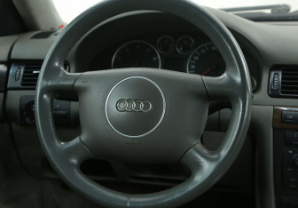 Подержанный автомобиль Audi A6 Sedan 2002 года (17 фото)