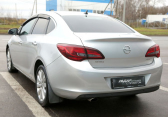 Подержанный автомобиль Opel Astra Sedan 2013 года (4 фото)
