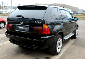 Подержанный автомобиль BMW X5 2003 года (6 фото)