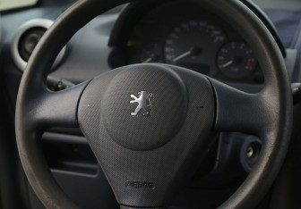 Подержанный автомобиль Peugeot 1007 2006 года (16 фото)