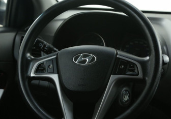 Подержанный автомобиль Hyundai Solaris Sedan 2014 года (16 фото)