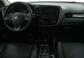 Подержанный автомобиль Mitsubishi Outlander 2017 года (12 фото)