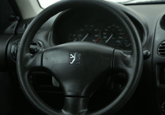 Подержанный автомобиль Peugeot 206 Sedan 2008 года (16 фото)