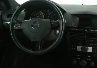 Подержанный автомобиль Opel Astra Hatchback 2010 года (14 фото)