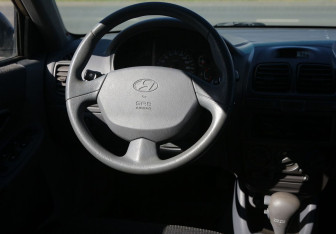Подержанный автомобиль Hyundai Accent Sedan 2005 года (14 фото)