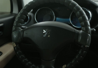 Подержанный автомобиль Peugeot 3008 2012 года (16 фото)