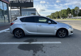 Подержанный автомобиль Opel Astra Hatchback 2012 года (5 фото)