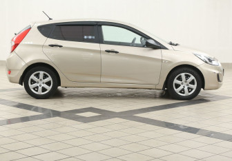 Подержанный автомобиль Hyundai Solaris Hatchback 2011 года (5 фото)