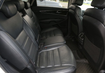 Подержанный автомобиль Kia Sorento 2015 года (12 фото)