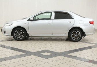 Подержанный автомобиль Toyota Corolla Sedan 2008 года (7 фото)