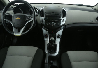 Подержанный автомобиль Chevrolet Cruze Sedan 2012 года (12 фото)