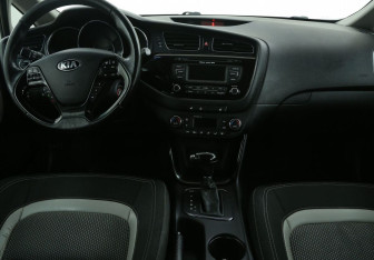 Подержанный автомобиль Kia Ceed Hatchback 2012 года (12 фото)